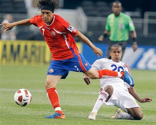 Christian Bolanos controla el esférico. FOTO: AP