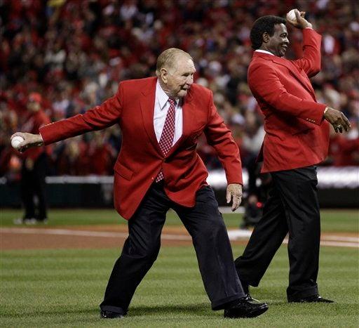 Red Schoendienst y Lou Brock, lanzaron la primera bola. FOTO: AP