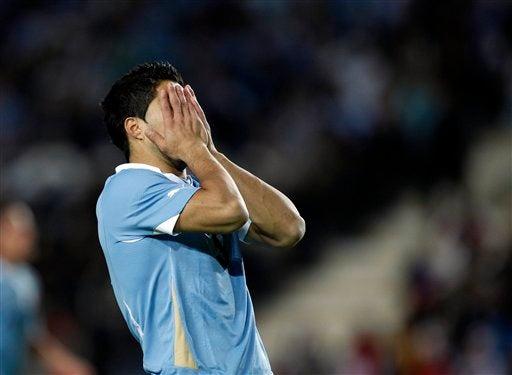 Luis Suarez reacciona tras perder la oportunida de marcar. FOTO: AP