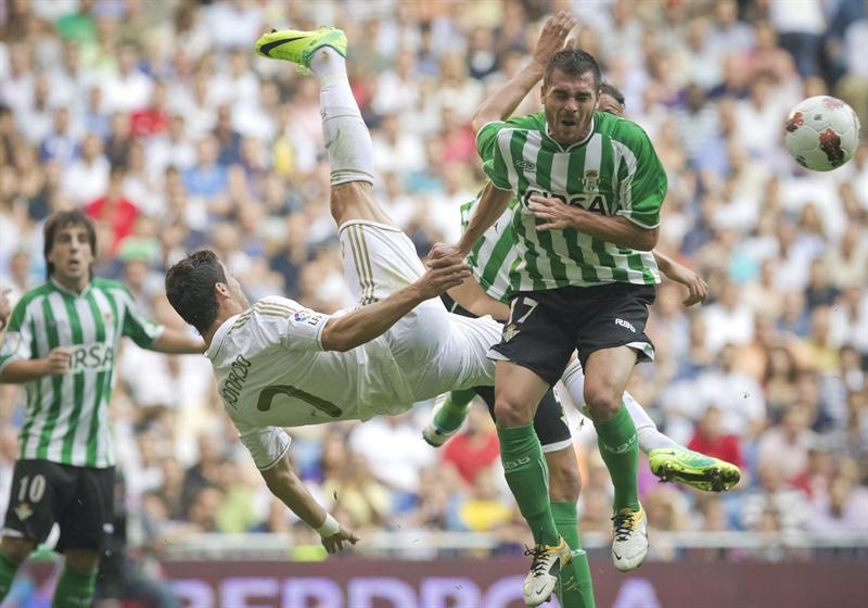 Cristiano Ronaldo estuvo cerca de anotar. FOTO: EFE