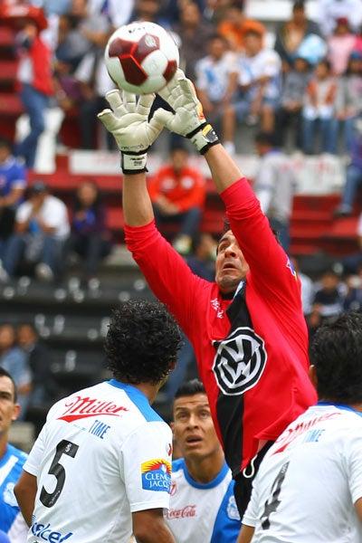 Alexandro Álvarez en una acción en el aire | MEXSPORT