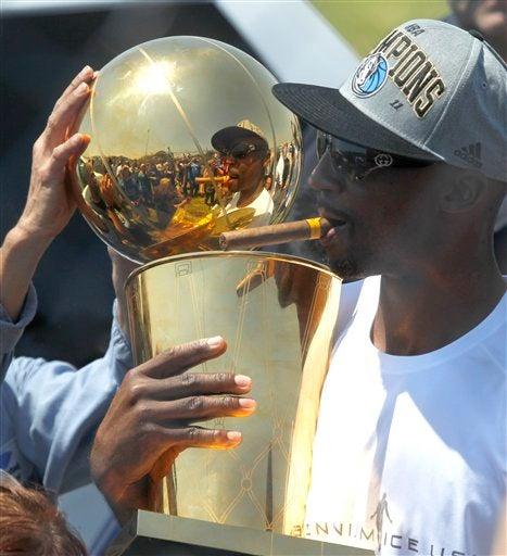 Jason Terry no perdió la oportunidad de besar el deseado trofeo de la NBA. FOTO: AP