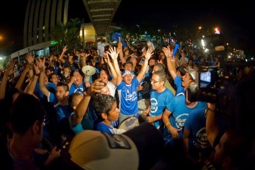 Aficionados salvadoreños se dieron cita en el hotel de concentración del Tri | CÉSAR VICUÑA