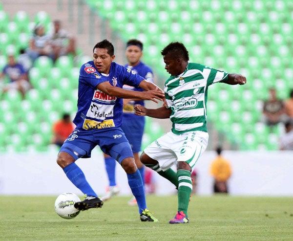 Los salvadoreños intentaron pero Santos fue muy superior. FOTO: MEXSPORT