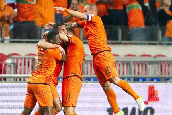 Van Gaal se estrena con victoria al frente de Holanda | EFE