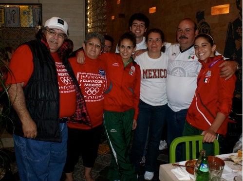 Paola Espinosa celebra medalla y cumpleaños en Londres