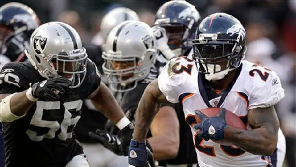 Denver vuelve a ganar con Tebow; derrota 38-24 a Raiders