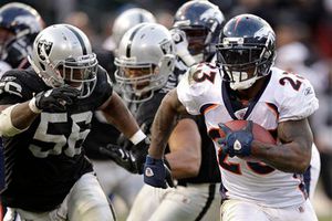 Denver vuelve a ganar con Tebow; derrota 38-24 a Raiders