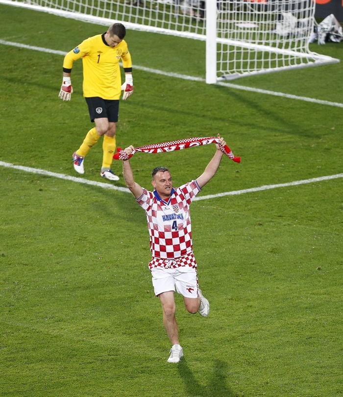 Un espontáneo se hizo presente en el encuentro entre Croacia e Irlanda l EFE