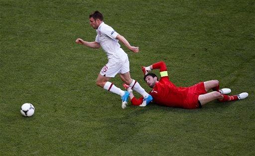 James Milner tuvo la oportunidad de abrir el marcador para Inglaterra l AP