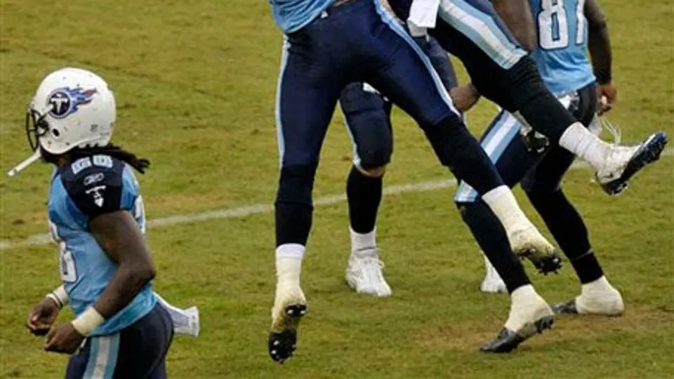 Hasselbeck lideró el triunfo de Titanes 23-17 sobre Jacksonville
