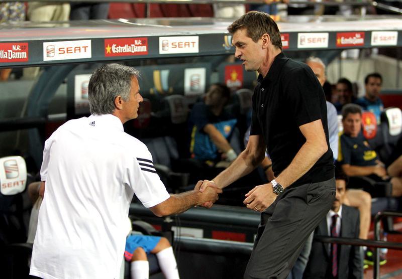 Mourinho y Tito Vilanova se ssaludaron antes del inicio del partido | EFE