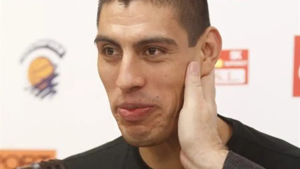 Ayón hace oficial su llegada a los Hornets