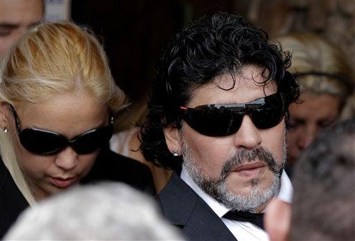Maradona da el último adiós a su madre