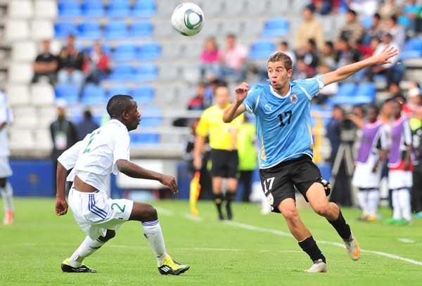 En un partido resuelto al último minuto los charrúas obtienen el primer puesto del Grupo C. FOTO: MIGUEL PONTÓN
