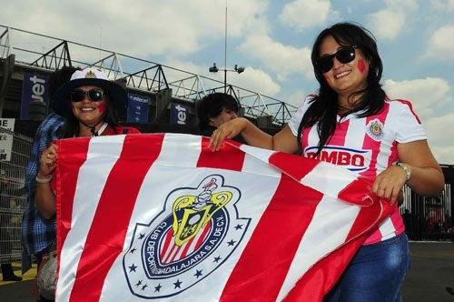 Las mujeres no pueden faltar en el América vs Chivas | MEXSPORT