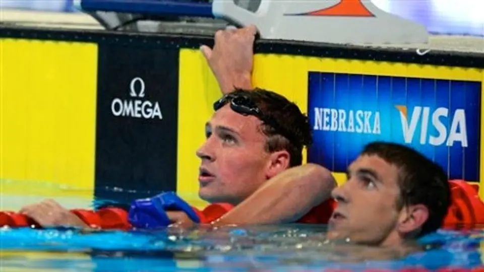 Phelps toma revancha al derrotar a Lochte en los 200m libres