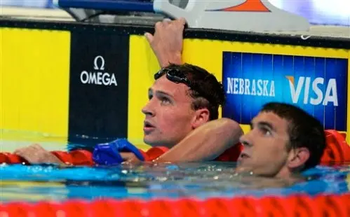 Phelps toma revancha al derrotar a Lochte en los 200m libres