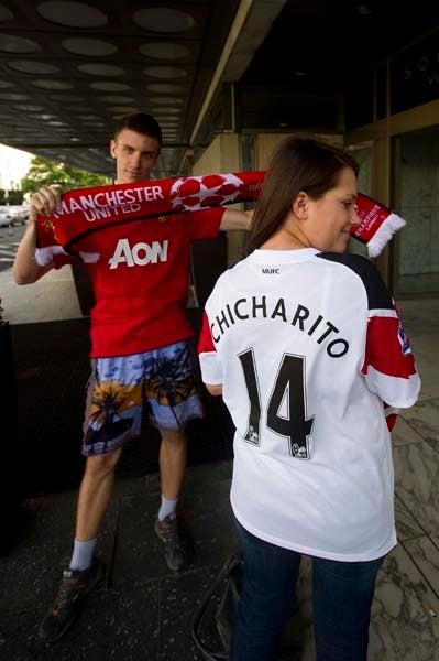 Las playeras de los 'Red Devils' con el número 14 se ven sobre los seguidores. FOTO: CÉSAR VICUÑA