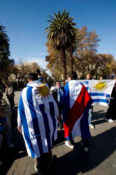 Uruguayos también se congregan en el estadio que tendrá doble  cartelera. FOTO: CÉSAR VICUÑA