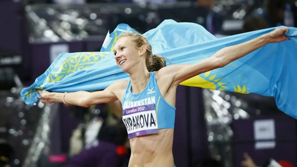 Kazaja Rypakova se corona en triple salto