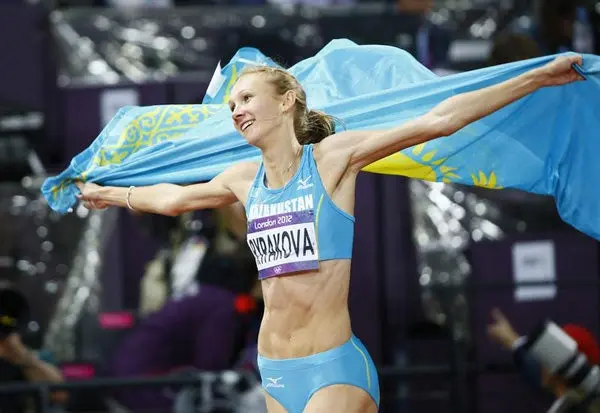 Kazaja Rypakova se corona en triple salto