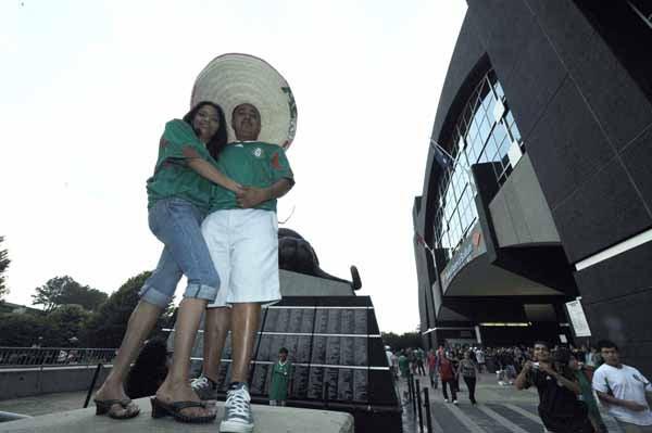 Los retratos a las afueras del estadio en Charlotte son constantes. FOTO: ULISES BRAVO
