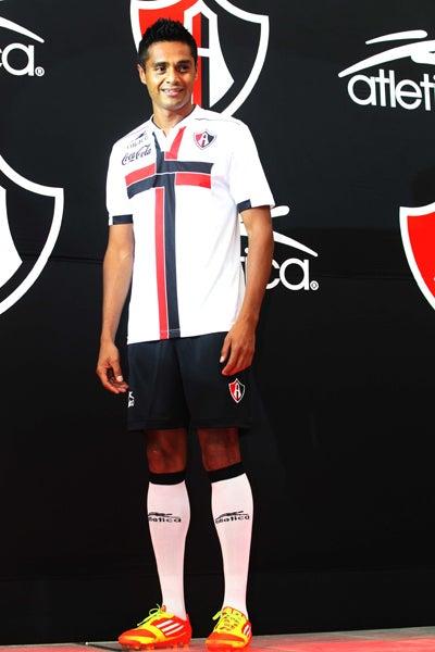 El jersey de visitante de los rojinegros | EVA BECERRA
