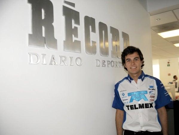 Checo Pérez visitó las instalaciones de Récord