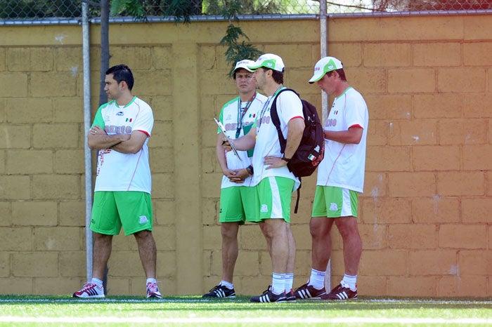 El cuerpo técnico observa la primera práctica del Tri. FOTO: SAÚL MOLINA