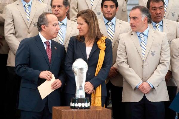 El Presidente y su esposa felicitaron a los campeones. FOTO: CÉSAR VICUÑA