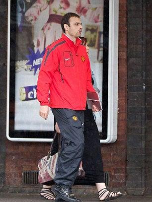 Berbatov al momento de abordar el tren. FOTO: ESPECIAL RÉCORD