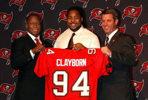Adrian Clayborn buscará mejorar los números de la campaña pasada | AP