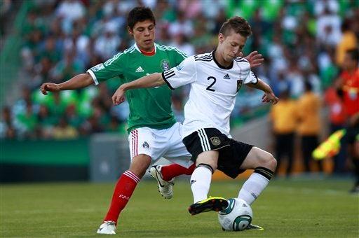 Mitchell Weiser y Arturo González pelean el esférico. FOTO: EFE