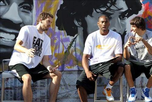 Kobe Bryant y Pau Gasol disputan duelo callejero