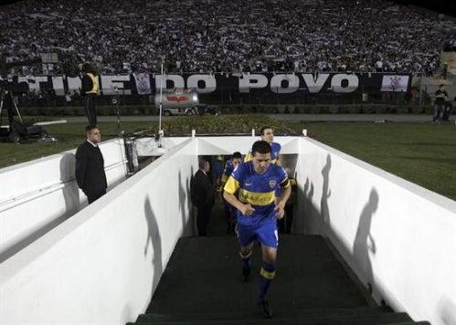 Boca saltó a la cancha bajo una lluvia de abucheos | EFE