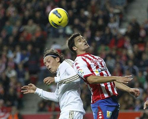 Özil pelea un balón aéreo con Canella | EFE