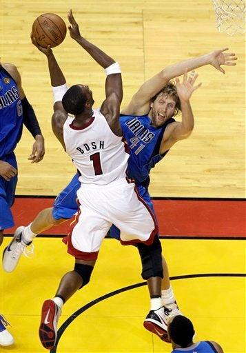 Chris Bosh y Dirk Nowitzki. FOTO: AP