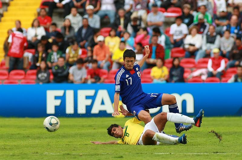 Emerson pelea el balón con Hiroki Akino. FOTO: EFE