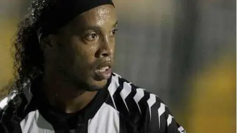 Ronaldinho mantiene al Atlético Mineiro en la cima de Brasil