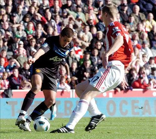 Primer doblete del Chicharito en la Premier League