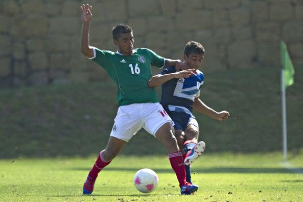 Miguel Ponce peleando el balón | TWITTER