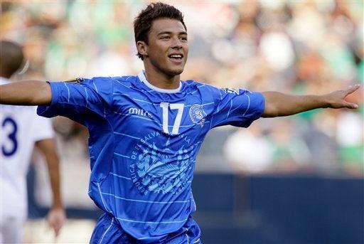 Lester Blanco celebra con los brazos extendidos su gol ante Cuba. FOTO: AP