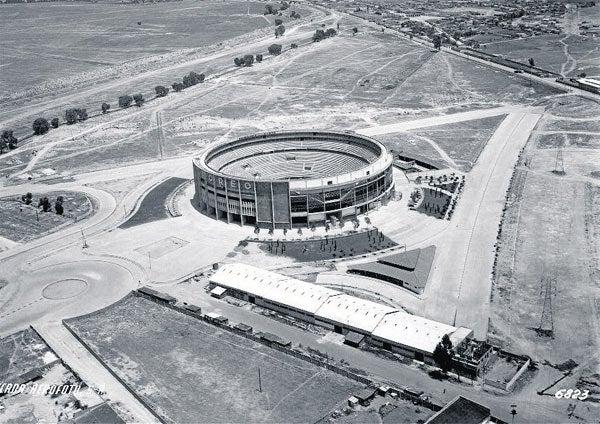 TOREO DE CUATRO CAMINOS El hoy demolido Toreo en 1950 CORTESÍA | LA CIUDAD DE MÉXICO EN EL TIEMPO