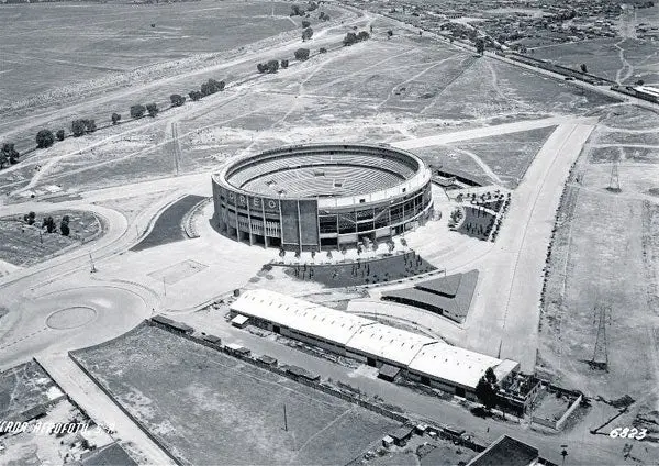 TOREO DE CUATRO CAMINOS El hoy demolido Toreo en 1950 CORTESÍA | LA CIUDAD DE MÉXICO EN EL TIEMPO