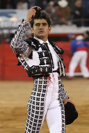 Joselito se lleva oreja y cornada en la cuarta corrida de la temporada