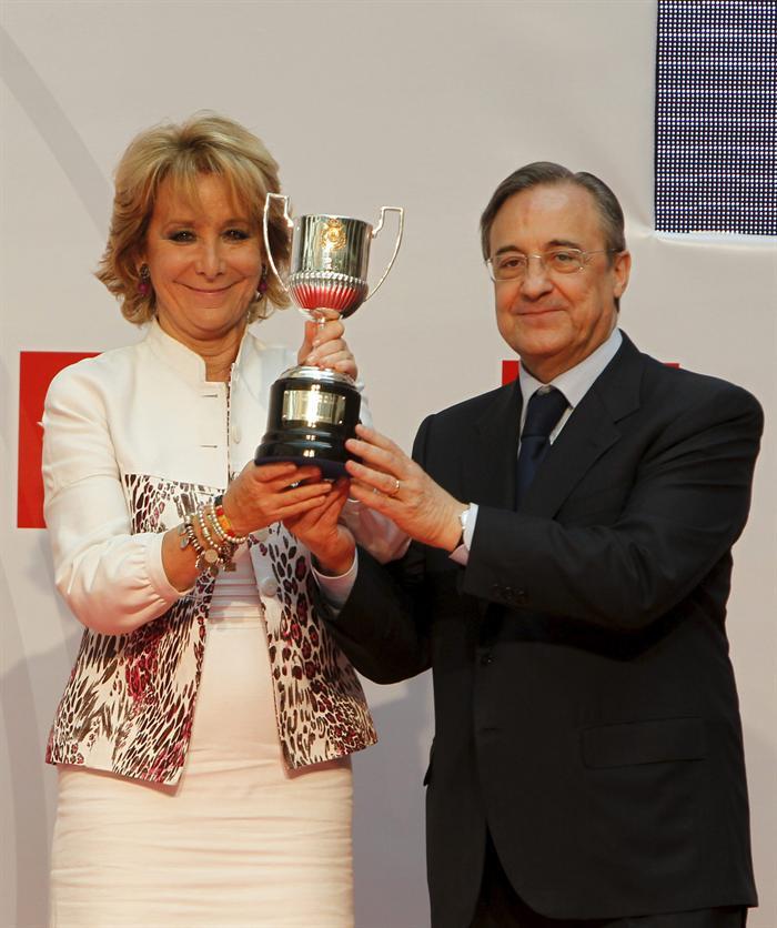 La Presidenta de la Comunidad de Madrid recibió a los merengues, quienes le dieron una réplica de la Copa del Rey (FOTO: EFE)