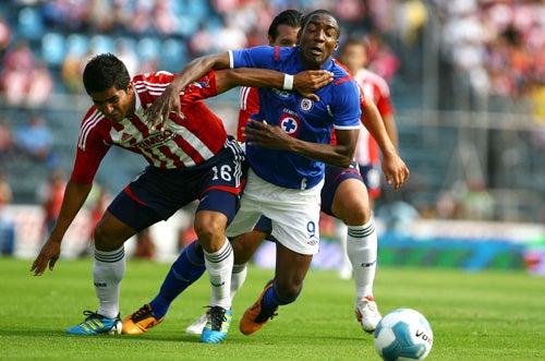 Edixón Perea tuvo varias oportunidades de gol en el primer tiempo que no logró concretar. (FOTO: MEXSPORT)