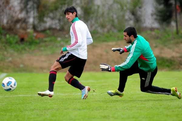 Los jugadores recién llegados se incorporan a la práctica. FOTO: CÉSAR VICUÑA