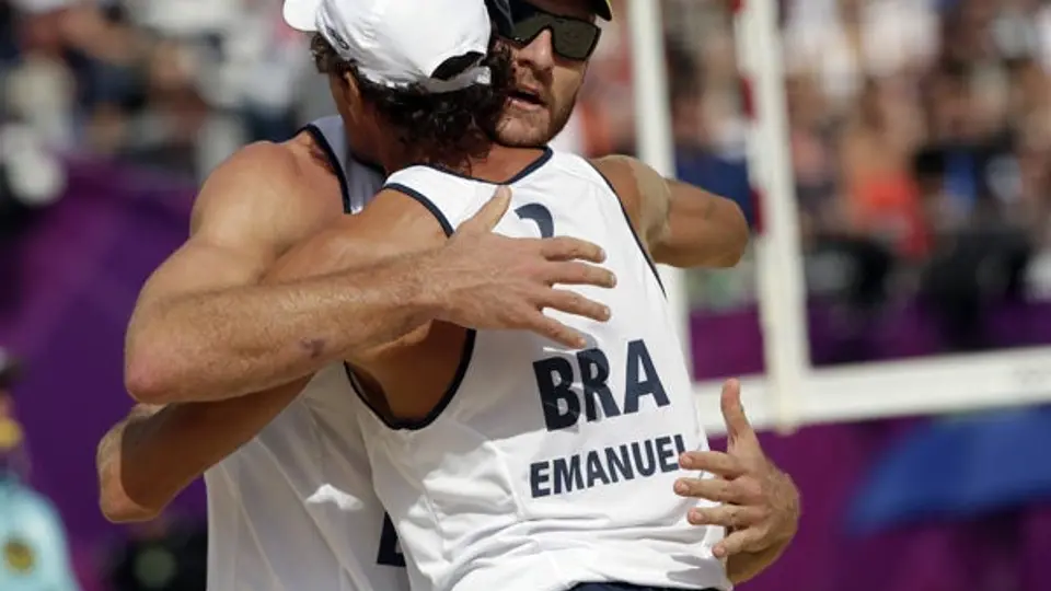 Lucen España y Brasil en voley de playa varonil